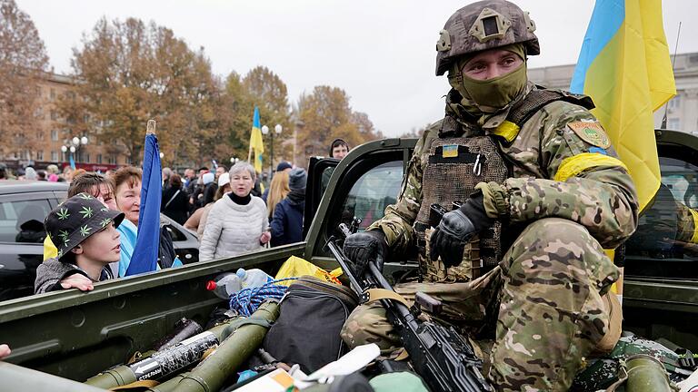 Immer wieder stoppen Soldaten mit ihren Pickups am 'Platz der Freiheit'. Sie sind auf dem Weg, um strategisch wichtige Stellungen zu sichern.