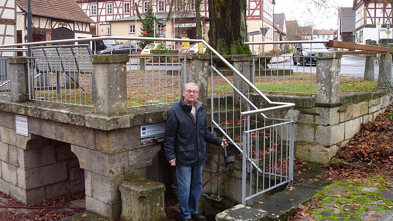 'In Steedem hängt der Löffel an der Keede', sagt man in Stetten. Dietmar Zink, der zweite Bürgermeister von Sondheim Rhön in Stetten, vor der Dorflinde mit der traditionsreichen Wasserkelle, mit der sich durstige Wanderer erfrischen können. Rund um die Linde soll auch das erste Weihnachtsdorf stattfinden. 'In Steedem hängt der Löffel an der Keede', sagt man in Stetten. Dietmar Zink, der zweite Bürgermeister von Sondheim Rhön in Stetten, vor der Dorflinde mit der traditionsreichen Wasserkelle, mit der sich durstige Wanderer erfrischen können. Rund um die Linde soll auch das erste Weihnachtsdorf stattfinden.