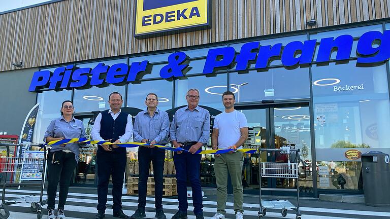 Die Eröffnung des neuen Edeka Marktes 'Pfister & Pfrang' in der Brückenstraße in Grafenrheinfeld (von links): Christel Päschke (Marktleiterin), Bürgermeister Christian Keller, Herbert Pfrang (Betreiber), Burkhard Pfister (Betreiber) und Wolfgang Rosentritt (Rosbo). Die Eröffnung des neuen Edeka Marktes 'Pfister & Pfrang' in der Brückenstraße in Grafenrheinfeld (von links): Christel Päschke (Marktleiterin), Bürgermeister Christian Keller, Herbert Pfrang (Betreiber), Burkhard Pfister (Betreiber) und Wolfgang Rosentritt (Rosbo).