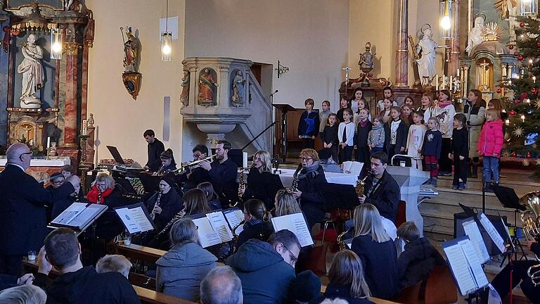 Die Musikkapellen aus Oberlauda und Messelhausen, der Kinderchor der Grundschule Oberlauda, die Flötengruppe der Musikschule Lauda und der Kirchenchor Oberlauda bestritten das Konzert zur Dorfweihnacht.