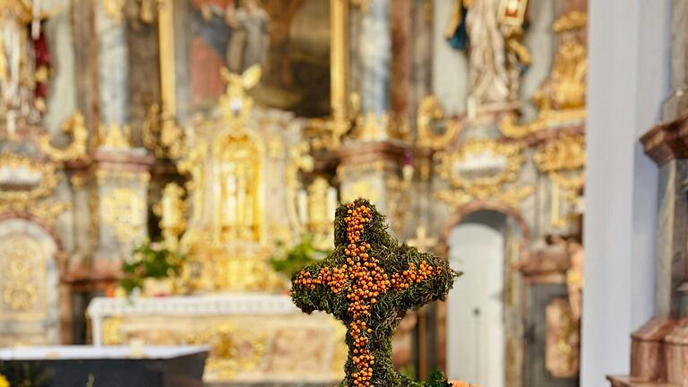 Prächtige Erntekrone, angefertigt vom Obst- und Gartenbauverein Aschfeld.