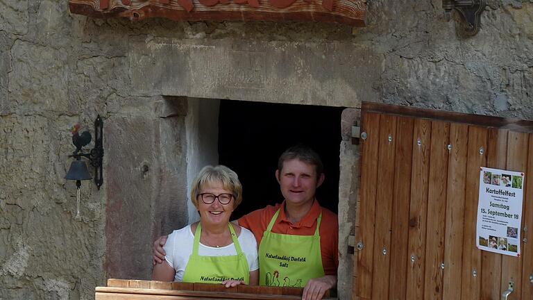 Margit und Michael Derleth sind stolz auf den familienbetriebenen Naturlandhof und haben einen eigenen Hofladen in Salz.