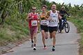 Kurz vor Kilometer acht beim Abt-Degen-Lauf in den Weinbergen: Hier zeigt sich schon, wer das Sieger-Trio beim Hauptlauf sein wird. Es siegte schließlich Felix Pfuhlmann (Mitte) mit der Startnummer 290 von der SG Eltmann Mainathlon, gefolgt von Jürgen Wittmann (rechts) vom TV 1848 Coburg und Martin Ackermann (links), der für die TG Schweinfurt startete.