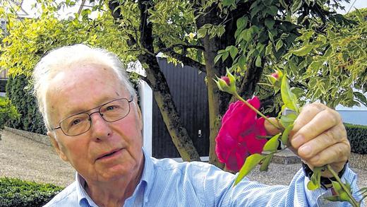Entspannung im Garten bei den Rosen: Heinz Gauly, Heimatforscher und Ehrenbürger von Salz, feiert an diesem Mittwoch 80. Geburtstag. Entspannung im Garten bei den Rosen: Heinz Gauly, Heimatforscher und Ehrenbürger von Salz, feiert an diesem Mittwoch 80. Geburtstag.