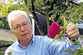 Entspannung im Garten bei den Rosen: Heinz Gauly, Heimatforscher und Ehrenbürger von Salz, feiert an diesem Mittwoch 80. Geburtstag.
