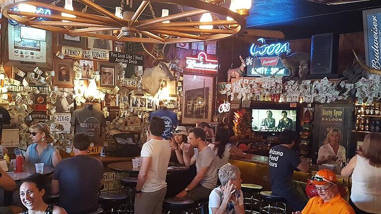 Was wäre ein Besuch im Wilden Westen, ohne durch die Schwingtüren eines Saloons zu gehen? Der älteste in Scottsdale ist der Rusty Spur Saloon. Was wäre ein Besuch im Wilden Westen, ohne durch die Schwingtüren eines Saloons zu gehen? Der älteste in Scottsdale ist der Rusty Spur Saloon.