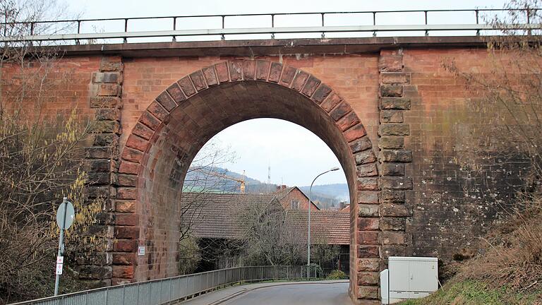 Diese Eisenbahnbrücke im Wolfszaunweg in Laufach müsste unter anderem tiefer gelegt werden, wollte man das erhalten gebliebene Steilstück hinter dem Laufacher Bahnhof abflachen. Diese Eisenbahnbrücke im Wolfszaunweg in Laufach müsste unter anderem tiefer gelegt werden, wollte man das erhalten gebliebene Steilstück hinter dem Laufacher Bahnhof abflachen.