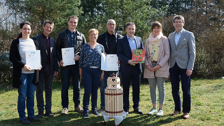 Kinder und Jugendliche für den Garten und die Umwelt interessieren, das gelang mit der Aktion 'Streuobstwiese - Beiß rein'. Die sechs Ortsvereine wurden jetzt prämiert. Genau wie die beiden neuen Kindergruppen aus Ansbach und Frammersbach. Kinder und Jugendliche für den Garten und die Umwelt interessieren, das gelang mit der Aktion 'Streuobstwiese - Beiß rein'. Die sechs Ortsvereine wurden jetzt prämiert. Genau wie die beiden neuen Kindergruppen aus Ansbach und Frammersbach.