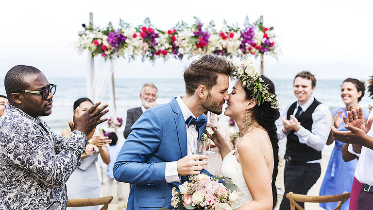 Heiraten im Urlaub       -  Ein frisch verheiratetes Paar nach der romantischen Auslandshochzeit direkt am Meer.