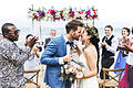 Heiraten im Urlaub       -  Ein frisch verheiratetes Paar nach der romantischen Auslandshochzeit direkt am Meer.