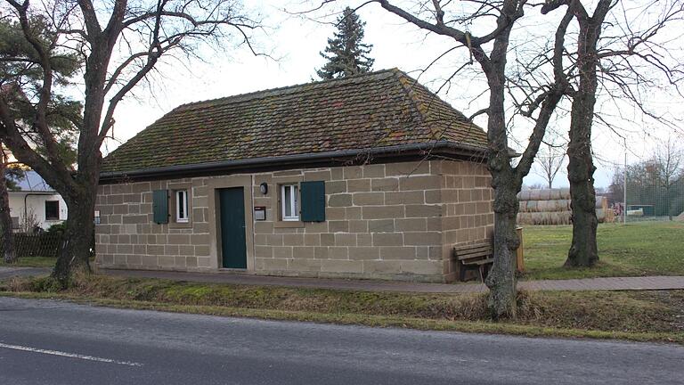 Das 1846 erbaute ehemalige Flachsbrechhaus in Wiesenbronn soll ausgestaltet werden. Entwürfe dazu wurden in der Ratssitzung in der Sporthalle vorgestellt Das 1846 erbaute ehemalige Flachsbrechhaus in Wiesenbronn soll ausgestaltet werden. Entwürfe dazu wurden in der Ratssitzung in der Sporthalle vorgestellt