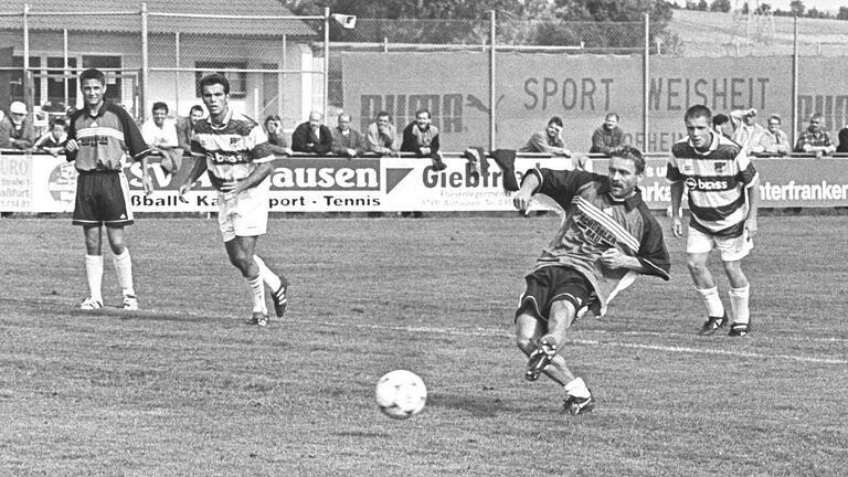 Treffsicher vom Punkt: Miroslav beim Elfmeter für den TSV Aidhausen in der Bezirksoberliga-Partie gegen Alemannia Haibach (1998). Treffsicher vom Punkt: Miroslav beim Elfmeter für den TSV Aidhausen in der Bezirksoberliga-Partie gegen Alemannia Haibach (1998). 