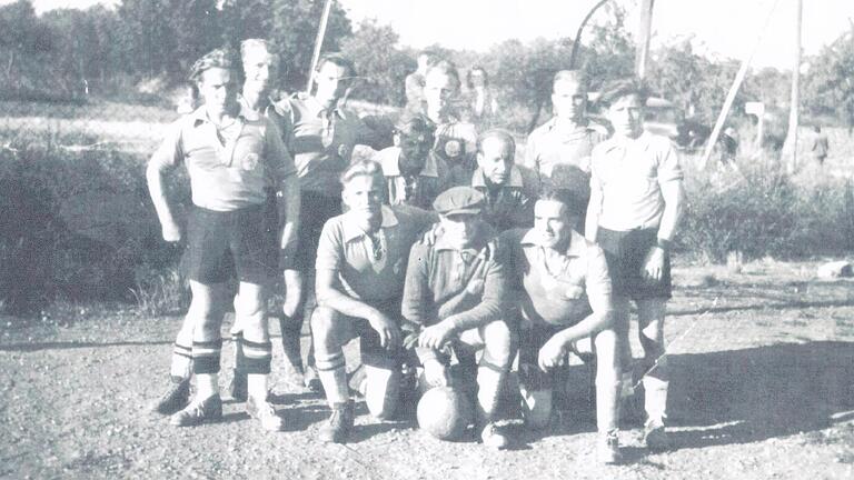 Seit dem 11. Mai 1948 gibt es den TSV Duttenbrunn. Auf dem 'Höhberg' wurden die ersten Spiele ausgetragen. Auf dem historischen Foto zu sehen sind Roman Rüb, Paul Famulla, Georg Sannes, Waldemar Sannes, F. Rudloff, Karl Scholz, Martin Eitelwein, Hugo Bauer, Günter Kopitz, Heinrich Blank und Adam Völker.