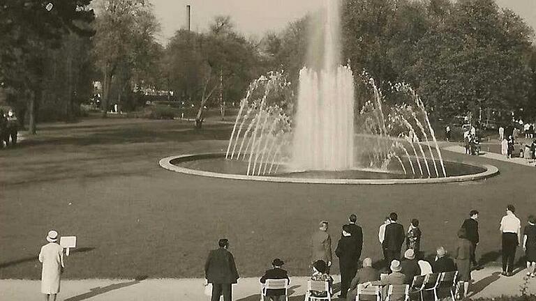 Das Wahrzeichen der Schweinfurter Wehranlagen ist der Springbrunnen. Das Foto entstand wahrscheinlich 1961 bei der Einweihung. Trotz sorgfältiger Recherche konnte der Rechteinhaber des Fotos nicht ermittelt werden. Rechteinhaber werden gebeten, sich mit der Redaktion in Verbindung zu setzen.