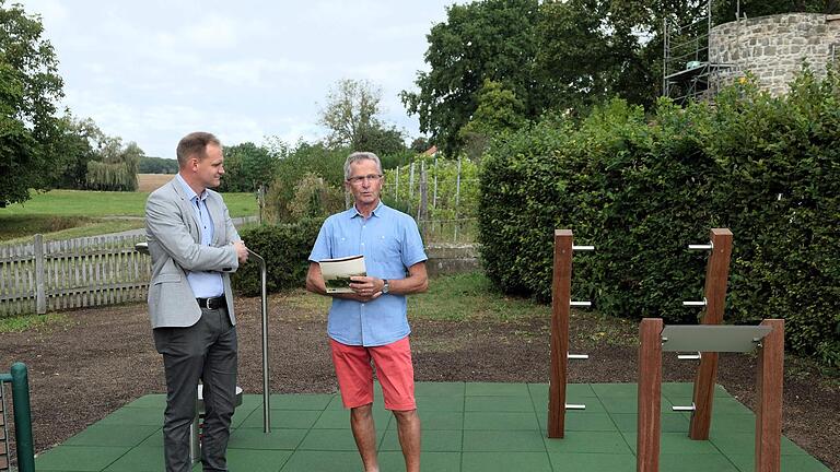 Bürgermeister Nico Rogge (links) und Werner Dengler (Vorsitzender Trimm-Dich-Verein Ebenhausen, rechts) - Bürgermeister Nico Rogge (links) und Werner Dengler (Vorsitzender Trimm-Dich-Verein Ebenhausen, rechts) Bürgermeister Nico Rogge (links) und Werner Dengler (Vorsitzender Trimm-Dich-Verein Ebenhausen, rechts) - Bürgermeister Nico Rogge (links) und Werner Dengler (Vorsitzender Trimm-Dich-Verein Ebenhausen, rechts)