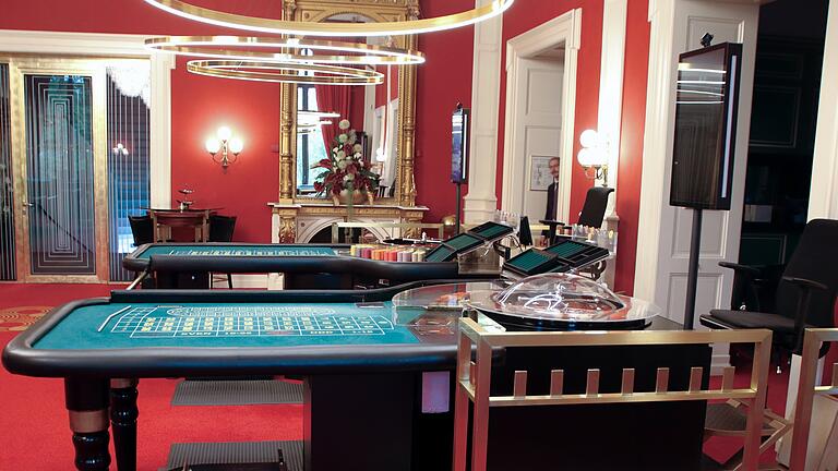 Neuer Croupier in der Spielbank Bad Kissingen - Blick in den großen Saal der Spielbank Bad Kissingen. Neuer Croupier in der Spielbank Bad Kissingen - Blick in den großen Saal der Spielbank Bad Kissingen.