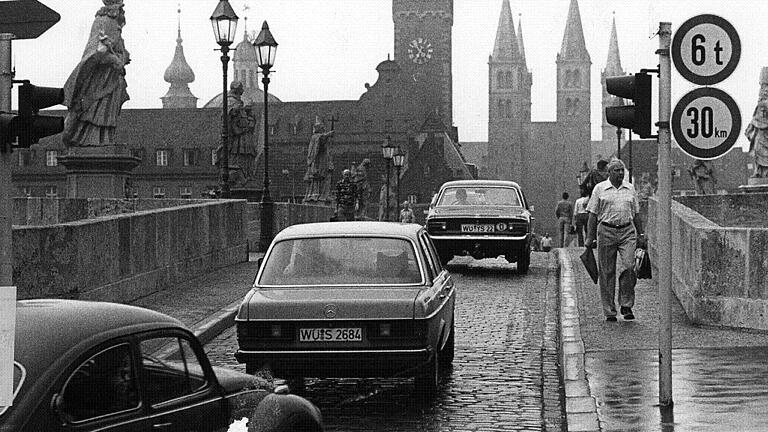 Alte Mainbrücke       -  Das war früher: Nur noch für Fußgänger und Radler sollte nach dem Konzept der Radlerinitiative vom September 1983 die Alte Mainbrücke zugänglich sein. Wahr wurde dies erst im Juni 1990.