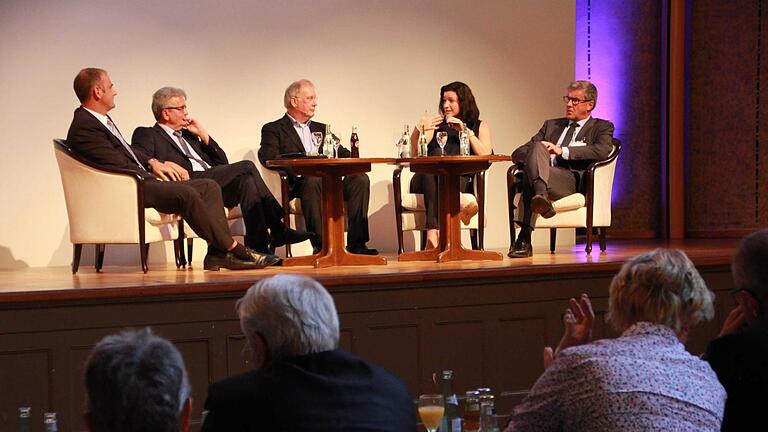 Digitalisierung in der Diskussion: (v.l.) Michael Wehner, Pflegedienstunternehmer, Hauptgeschäftsführer der Vereinigung der Bayerischen Wirtschaft (vbw) Bertram Brossardt, Moderator Dieter Lehner, Bundesstaatssekretärin Dorothee Bär und Arzt Prof. Dr. Bernd Griewing  Fotos: C. Schmitt       -  Digitalisierung in der Diskussion: (v.l.) Michael Wehner, Pflegedienstunternehmer, Hauptgeschäftsführer der Vereinigung der Bayerischen Wirtschaft (vbw) Bertram Brossardt, Moderator Dieter Lehner, Bundesstaatssekretärin Dorothee Bär und Arzt Prof. Dr. Bernd Griewing  Fotos: C. Schmitt