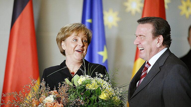 Angela Merkel       -  So fing es an: Angela Merkel bei der Amtsübernahme am 22. November 2005 mit ihrem Vorgänger Gerhard Schröder.