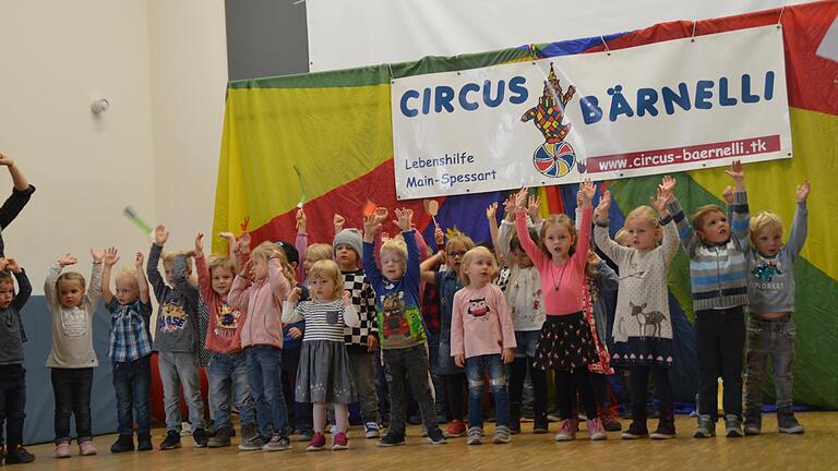 Die Kinder des Kindergartens 'Löwenzahn' hatten viel Spaß bei ihrem Auftritt bei der Veranstaltung 'Remmi Demmi' in Urspringen.