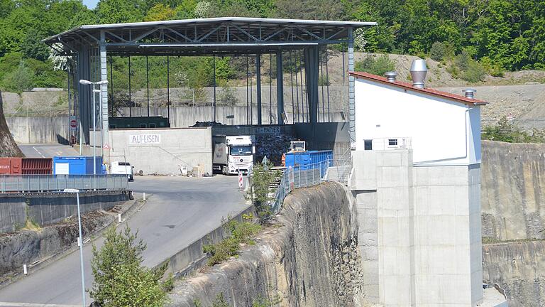 Neben der Umladestation wurde im vergangenen Jahr das Rettungsbauwerk West (rechts) in die Höhe gezogen.