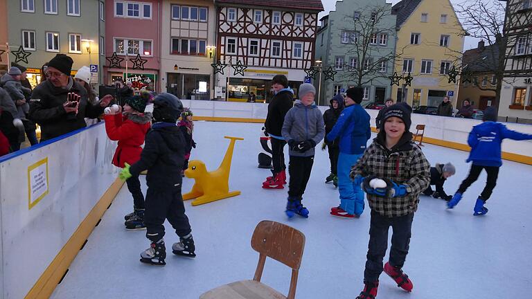 Nicht nur den Kindern auf der Eisbahn machte es Spaß, Bälle zu fangen, auch die Erwachsenen rundum versuchten, einen Ball zu ergattern