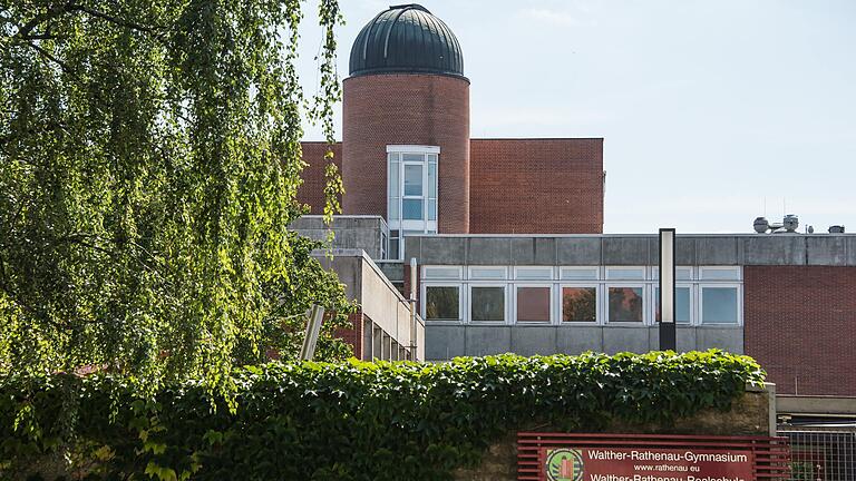 Ein junger Mann aus Schweinfurt brach im Sommer 2022 in mehrere Schweinfurter Schulen – darunter auch das Walther-Rathenau-Gymnasium – ein, um an Geld für Drogen zu kommen. Ein junger Mann aus Schweinfurt brach im Sommer 2022 in mehrere Schweinfurter Schulen – darunter auch das Walther-Rathenau-Gymnasium – ein, um an Geld für Drogen zu kommen.