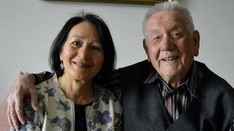 Riesig gefreut hat sich der Jubilar Manfred Zwingmann auch über den Besuch der Bürgermeisterin Martha Bolkart-Mühlrath, die anlässlich seines 90. Wiegenfestes im Namen der Stadt Karlstadt Geburtstagsgrüße überbrachte.