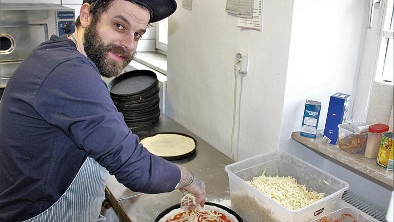 Pizza aus eigener Herstellung ist sein Metier: Benjamin Schönberg hat in Abtswind ein Lokal eröffnet. Pizza aus eigener Herstellung ist sein Metier: Benjamin Schönberg hat in Abtswind ein Lokal eröffnet.