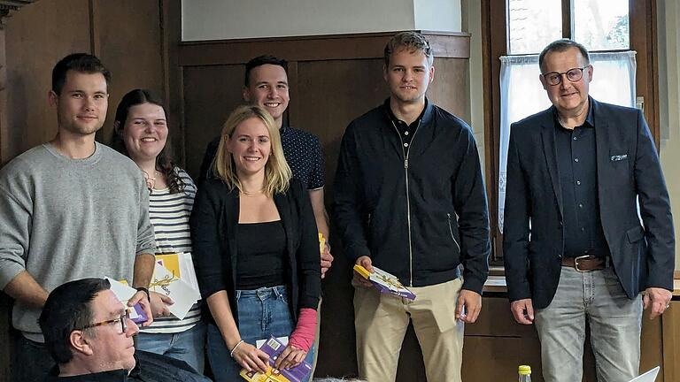 Bürgermeister Johannes Menth (rechts im Bild) bedankt sich bei den DHBW Studenten Niklas Streib, Pia Rödig, Sabrina Schenk, Florian Lange, Niklas Müller (von links) und Maja Beuschlein (nicht im Bild) für die Projektarbeit. Bürgermeister Johannes Menth (rechts im Bild) bedankt sich bei den DHBW Studenten Niklas Streib, Pia Rödig, Sabrina Schenk, Florian Lange, Niklas Müller (von links) und Maja Beuschlein (nicht im Bild) für die Projektarbeit.