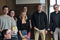 Bürgermeister Johannes Menth (rechts im Bild) bedankt sich bei den DHBW Studenten Niklas Streib, Pia Rödig, Sabrina Schenk, Florian Lange, Niklas Müller (von links)&nbsp; und Maja Beuschlein (nicht im Bild) für die Projektarbeit.