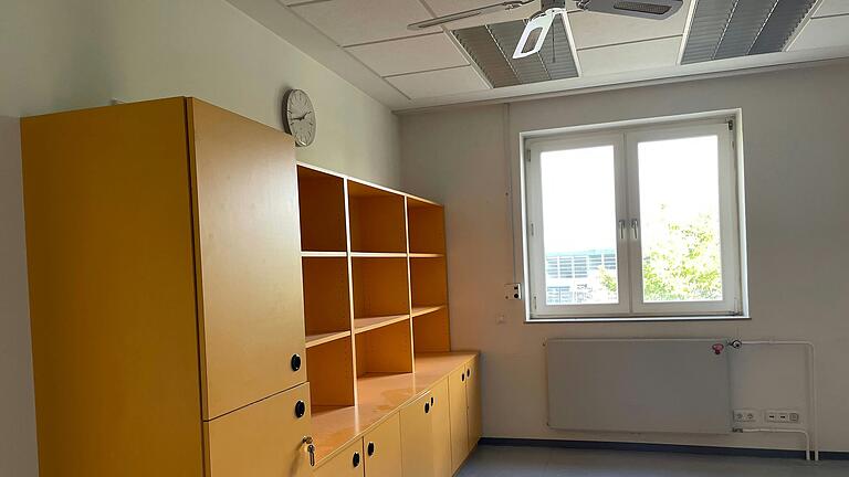 Sieht aus, als wären die Amerikaner erst gestern ausgezogen: Der ehemalige Bauhof der Army&nbsp; in Schweinfurt wird zu einem Rotkreuz-Zentrum.