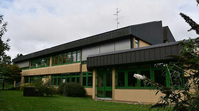 Die Grundschule Röttingen ist wieder in Schuss, die Sanierungskosten belaufen sich auf knapp zwei Millionen Euro. Die Grundschule Röttingen ist wieder in Schuss, die Sanierungskosten belaufen sich auf knapp zwei Millionen Euro.