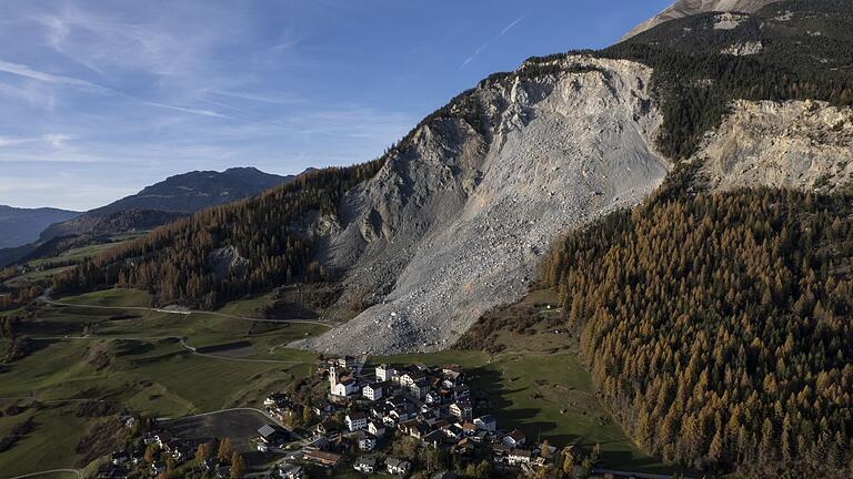 Schweizer Bergdorf Brienz       -  Der Felsschutt bewegt sich langsam auf das Dorf zu.