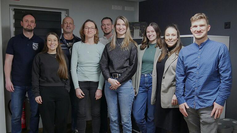 Der neue Vorstand von links: Tobias Koletnik (Schriftführer), Kathrin Benkert, Alexander Menninger (beide Beisitzer), Nicole Luff-Usner (2. Vorsitzende), André Weber (Dirigent), Hannah Kirchner (Kassiererin), Laura Reinhart (Jugendvertretung), Sabrina Metz (Beisitzer), Sebastian Zwierlein (1. Vorsitzender); Es fehlen: Sebastian Fuchs, Alina Wieser (beide Beisitzer). Der neue Vorstand von links: Tobias Koletnik (Schriftführer), Kathrin Benkert, Alexander Menninger (beide Beisitzer), Nicole Luff-Usner (2. Vorsitzende), André Weber (Dirigent), Hannah Kirchner (Kassiererin), Laura Reinhart (Jugendvertretung), Sabrina Metz (Beisitzer), Sebastian Zwierlein (1. Vorsitzender); Es fehlen: Sebastian Fuchs, Alina Wieser (beide Beisitzer).