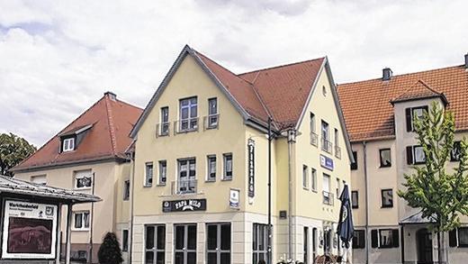 Adenauerplatz einst und heute: Stellenweise sind die Wohnanlagen der Gemeinnützigen Baugenossenschaft Heimstättenwerk in Marktheidenfeld ortsbildprägend. Die Modernisierung der Anlagen benötigt hohe Investitionen. Unsere Bilder zeigen den Adenauerplatz früher bis heute (von oben). Adenauerplatz einst und heute: Stellenweise sind die Wohnanlagen der Gemeinnützigen Baugenossenschaft Heimstättenwerk in Marktheidenfeld ortsbildprägend. Die Modernisierung der Anlagen benötigt hohe Investitionen. Unsere Bilder zeigen den Adenauerplatz früher bis heute (von oben).