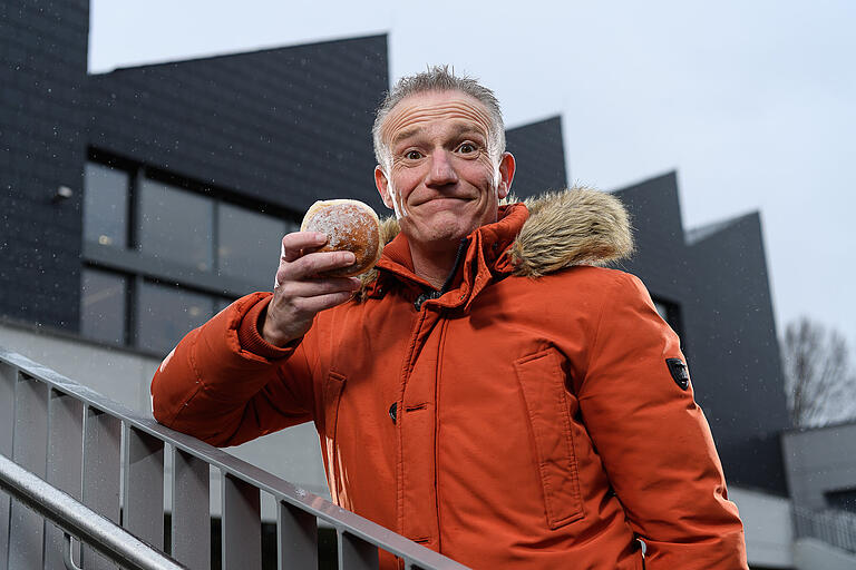 Michl Müller, 48, Kabarettist aus Bad Kissingen.&nbsp; „Ab und zu ertappe ich mich dabei, wie ich in der Küche Faschingslieder singe“, sagt Michael „Michl“ Müller. Der Musiker und Kabarettist aus Bad Kissingen steht mit einem Krapfen vor den Mainfrankensälen in Veitshöchheim. Er kommt direkt von der Probe. Die „Fastnacht in Franken“ ist das einzige Event, das in der Session 2020/21 stattfindet. „Sonst bin ich um die Jahreszeit jedes Wochenende auf Sitzungen und Kappenabenden“, erklärt Müller. „Jetzt ist halt nix“, fügt er hinzu. Ihm fehlt das fröhliche Beisammensein, miteinander zu feiern, Menschen zu treffen. Und natürlich die Bühne. „Aber Fasching hat man im Herzen“, sagt er und grinst.