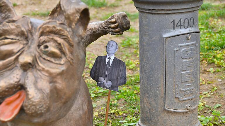 Im Lohrer Anlagepark hat Künstler Richard Kuhn das Kunstwerk seines Kollegen Roland Schaller erweitert, um Kritik an Russland zu üben. Inzwischen wurde das Bild von Putin entfernt. Im Lohrer Anlagepark hat Künstler Richard Kuhn das Kunstwerk seines Kollegen Roland Schaller erweitert, um Kritik an Russland zu üben. Inzwischen wurde das Bild von Putin entfernt.