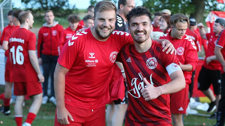 In Feierlaune: die Spieler der FT Schweinfurt II.