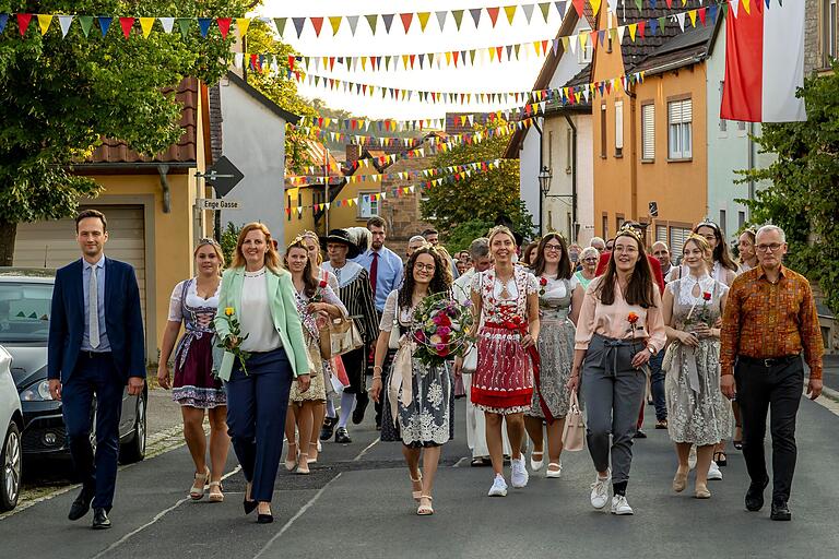 Zug zum Festgelände durch das festlich geschmückte Dorf mit dem Weinadel und Ehrengästen Zug zum Festgelände durch das festlich geschmückte Dorf mit dem Weinadel und Ehrengästen