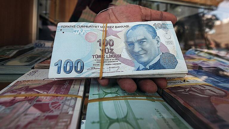 KUWAIT-TURKEY-CURRENCY - Die Lira auf Rekordtief: Der Streit zwischen der Türkei und den USA verschärft sich. Yasser Al-Zayyat, dpa KUWAIT-TURKEY-CURRENCY - Die Lira auf Rekordtief: Der Streit zwischen der Türkei und den USA verschärft sich. Yasser Al-Zayyat, dpa