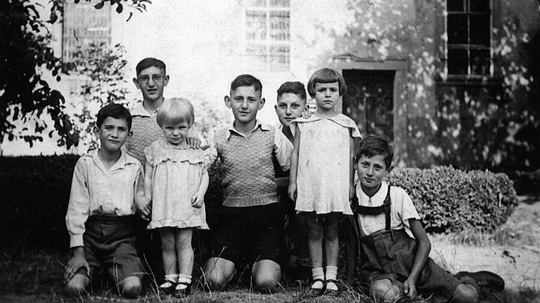 Jüdische Kinder 1935 vor der  Hammelburger Synagoge im Innenhof des Synagogenanwesen.  In der Mitte Arnold Samuels, daneben sein Bruder Gerhard (links hinten). Viele seiner Verwandten und Freunde starben in den Konzentrationslagern.&nbsp;