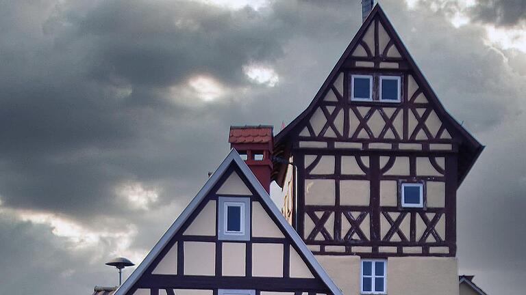Das Heimatmuseum und der Turm daneben sind markante Fachwerkgebäude in der Dorfmitte von Nüdlingen. 2022 wird 1250jähriges Bestehen gefeiert. Foto: Dieter Britz - Das Heimatmuseum und der Turm daneben sind markante Fachwerkgebäude in der Dorfmitte von Nüdlingen. 2022 wird 1250jähriges Bestehen gefeiert. Foto: Dieter Britz Das Heimatmuseum und der Turm daneben sind markante Fachwerkgebäude in der Dorfmitte von Nüdlingen. 2022 wird 1250jähriges Bestehen gefeiert. Foto: Dieter Britz - Das Heimatmuseum und der Turm daneben sind markante Fachwerkgebäude in der Dorfmitte von Nüdlingen. 2022 wird 1250jähriges Bestehen gefeiert. Foto: Dieter Britz