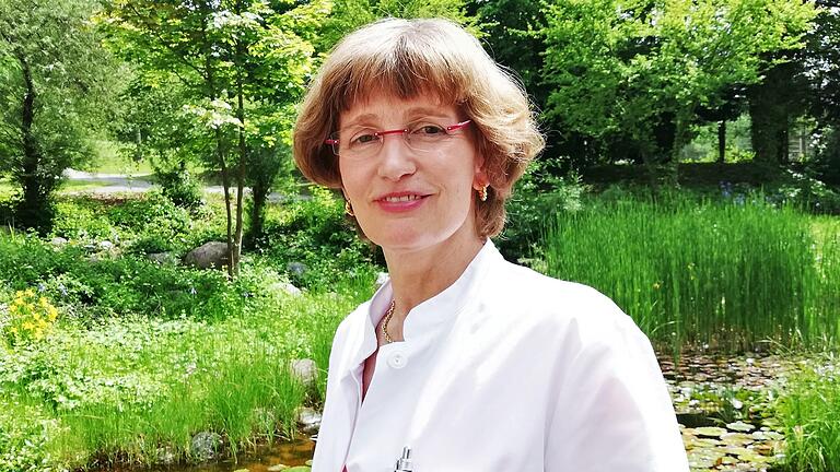 Chefärztin Dr. Silke Hümmer (50) im Garten der DRV-Klinik Saale. Foto: Sigismund von Dobschütz       -  Chefärztin Dr. Silke Hümmer (50) im Garten der DRV-Klinik Saale. Foto: Sigismund von Dobschütz