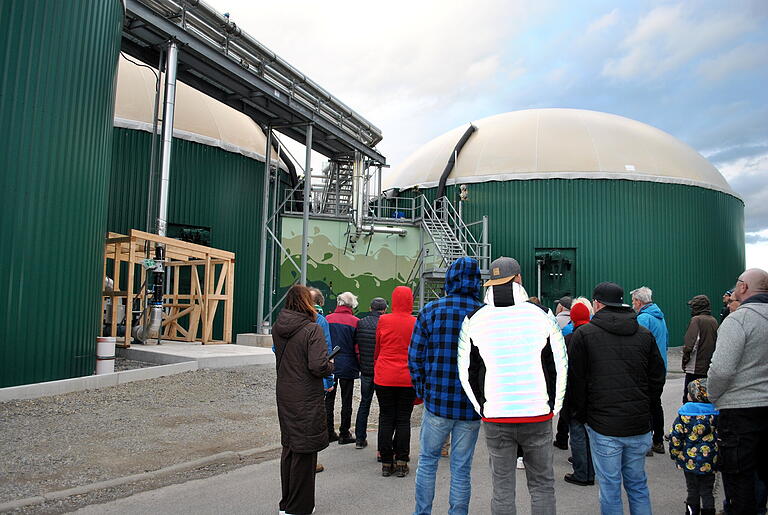 In zwei Gruppen aufgeteilt, durften sich Besucher die Abfall-Biogasanlage in Herbstadt erklären lassen. In zwei Gruppen aufgeteilt, durften sich Besucher die Abfall-Biogasanlage in Herbstadt erklären lassen.