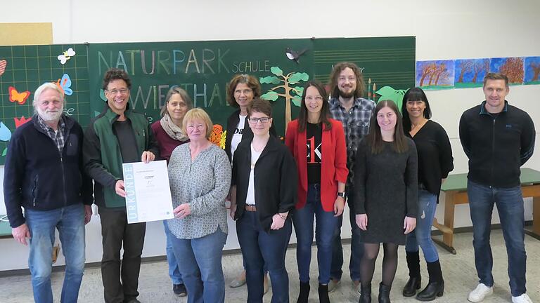 Auszeichnung für die Wiesthaler Schule (von links): Herbert Kirsch, Oliver Kaiser, Mechtild Grimm, Elisabeth Ruby, Kathrin Rüttiger, Michaela Huth, Katja Steigerwald, Daniel Weis, Sabine Sauer, Teresa Huth und Sascha Hogyikov. Auszeichnung für die Wiesthaler Schule (von links): Herbert Kirsch, Oliver Kaiser, Mechtild Grimm, Elisabeth Ruby, Kathrin Rüttiger, Michaela Huth, Katja Steigerwald, Daniel Weis, Sabine Sauer, Teresa Huth und Sascha Hogyikov. 