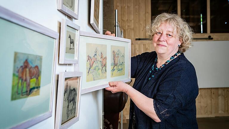 Vorbereitungen für die Ausstellung 'Pferd & Hund': Uschi Maurer beim Hängen der Werke verschiedener Künstlerinnen und Künstler in der großen Feldscheune des Hofes. Vorbereitungen für die Ausstellung 'Pferd & Hund': Uschi Maurer beim Hängen der Werke verschiedener Künstlerinnen und Künstler in der großen Feldscheune des Hofes.