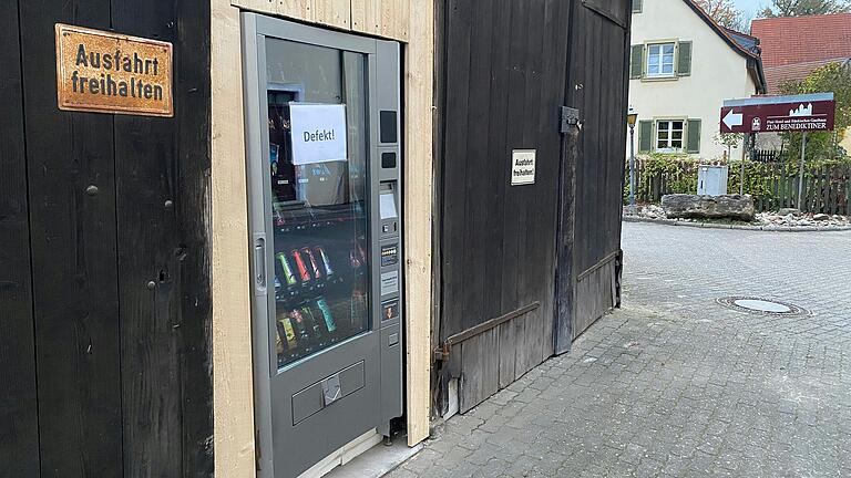 Der Snackautomat hinter dem Gasthaus zum Benediktiner in Münsterschwarzach war zwischenzeitlich defekt, ist aber repariert.