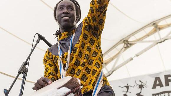 Wegweisender Musiker: „Lebensfreude“ beim Djembe-Spieler von „Mama Afrika“. Wegweisender Musiker: „Lebensfreude“ beim Djembe-Spieler von „Mama Afrika“.