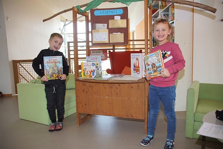 Obwohl sie noch nicht lesen können, sind David und Mina regelmäßige Gäste in der Kindergarten-Bibliothek. Mit ihren Eltern werden sie sich am kommenden Wochenende auf eine Zeitreise begeben. Obwohl sie noch nicht lesen können, sind David und Mina regelmäßige Gäste in der Kindergarten-Bibliothek. Mit ihren Eltern werden sie sich am kommenden Wochenende auf eine Zeitreise begeben.